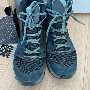 Salomon women’s OutLine Mid Gore-Tex hiking boots. Size 9.5. Good condition.
